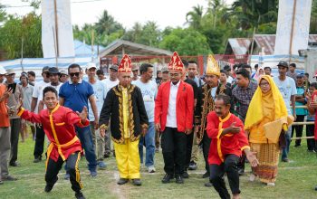 Disambut Adat Cakalele, Ketua KONI Sulteng Buka KONI Cup 2025 di Tomini
