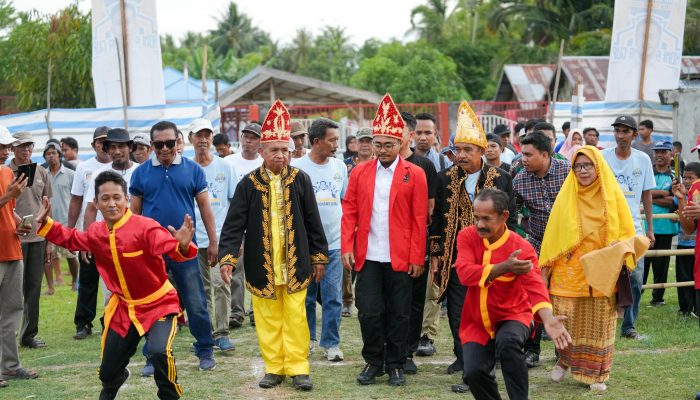Disambut Adat Cakalele, Ketua KONI Sulteng Buka KONI Cup 2025 di Tomini