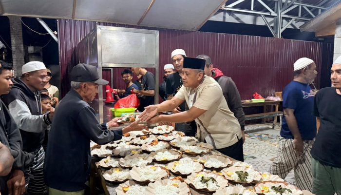 Kodam XXIII/Palaka Wira dan Komunitas Peduli Berbagi Salurkan Sahur Gratis di Kota Palu