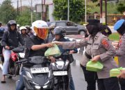 Polwan Polda Sulteng Bagikan 150 Takjil dan Sembako di Ramadan 1447 H