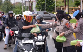 Polwan Polda Sulteng Bagikan 150 Takjil dan Sembako di Ramadan 1447 H