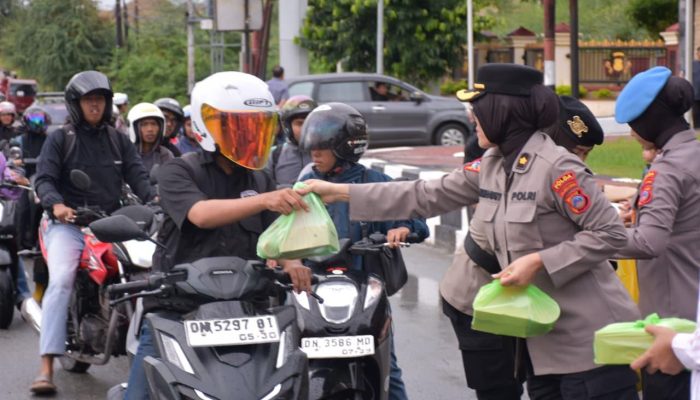 Polwan Polda Sulteng Bagikan 150 Takjil dan Sembako di Ramadan 1447 H