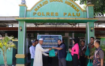 Ditressiber Polda Sulteng Berbagi Sembako dan Takjil di Bulan Ramadhan