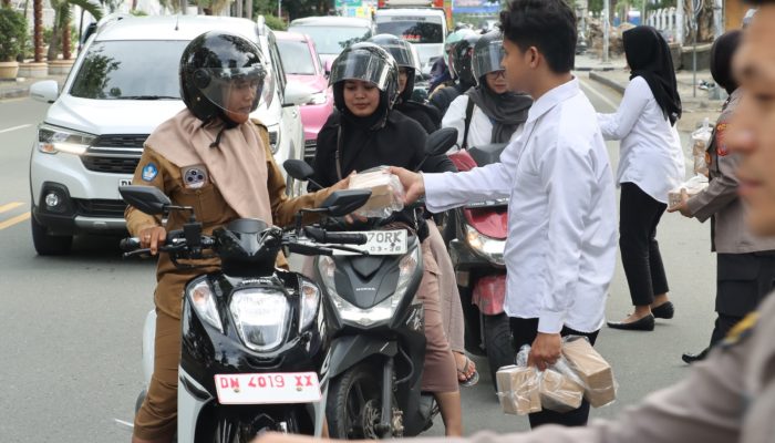 Satresnarkoba Polresta Palu Bagikan Takjil Ramadhan untuk Pengendara