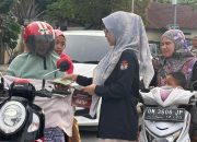 KPU Donggala Bagikan Takjil Sambil Sosialisasi Cek Data Pemilih