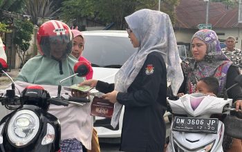 KPU Donggala Bagikan Takjil Sambil Sosialisasi Cek Data Pemilih