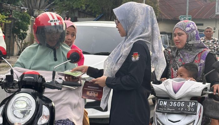 KPU Donggala Bagikan Takjil Sambil Sosialisasi Cek Data Pemilih