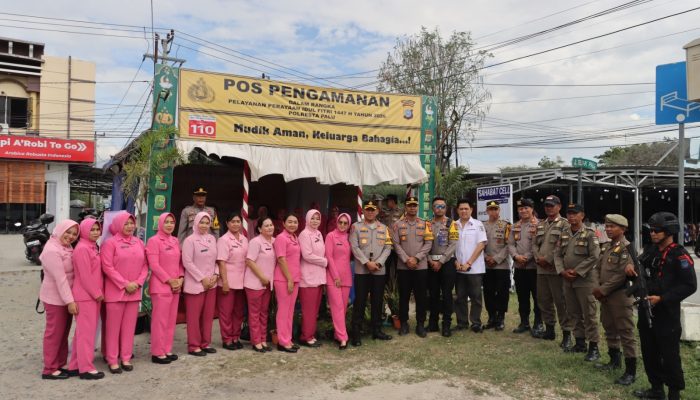 Bhayangkari Palu Bagikan Parcel Lebaran ke Petugas Pos Pengamanan