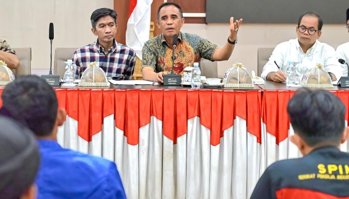 Buruh dan Mahasiswa Sampaikan Keluhan ke Gubernur