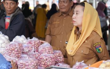 Wawali Palu Buka Gerakan Pangan Murah, Warga Serbu Sembako Bersubsidi