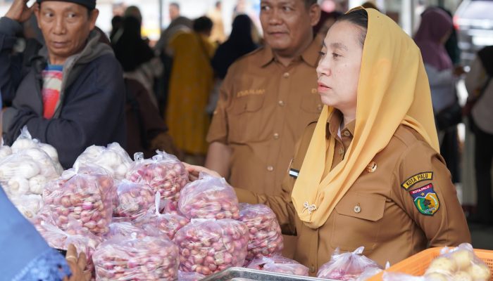 Wawali Palu Buka Gerakan Pangan Murah, Warga Serbu Sembako Bersubsidi
