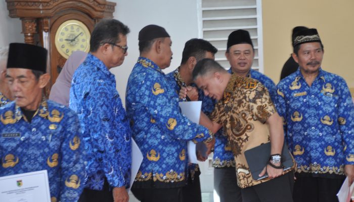 Wali Kota Palu Serahkan SK Pensiun, ASN Diminta Tetap Jalin Silaturahmi