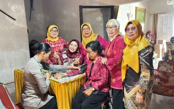 Jelang HJP ke-78, Polwan Polda Sulteng Jenguk Purnawirawan dan Personel Sakit