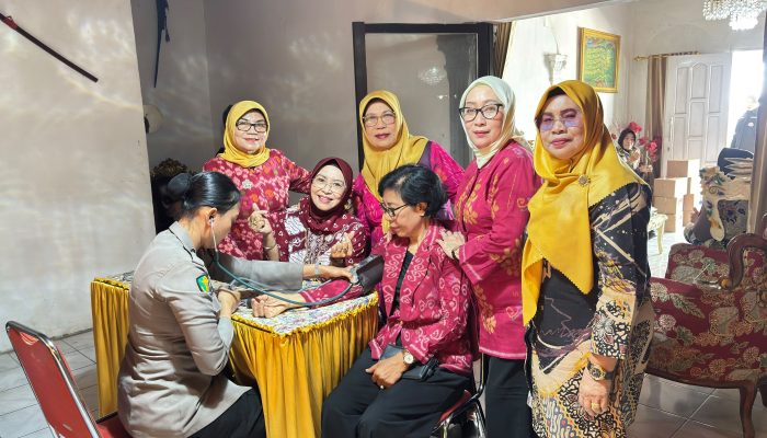 Jelang HJP ke-78, Polwan Polda Sulteng Jenguk Purnawirawan dan Personel Sakit