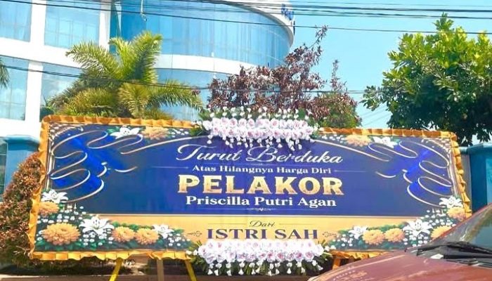 Karangan Bunga Bertuliskan “Hilangnya Harga Diri Pelakor” Bikin Heboh di Palu