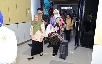 Prosesi Sampolu Warnai Penyambutan Komisi IX DPR RI di Palu