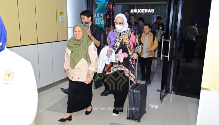 Prosesi Sampolu Warnai Penyambutan Komisi IX DPR RI di Palu